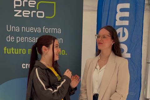 Carmen Pagán, a la derecha, explicando cómo consiguió trabajo en el Foro de Empleo.